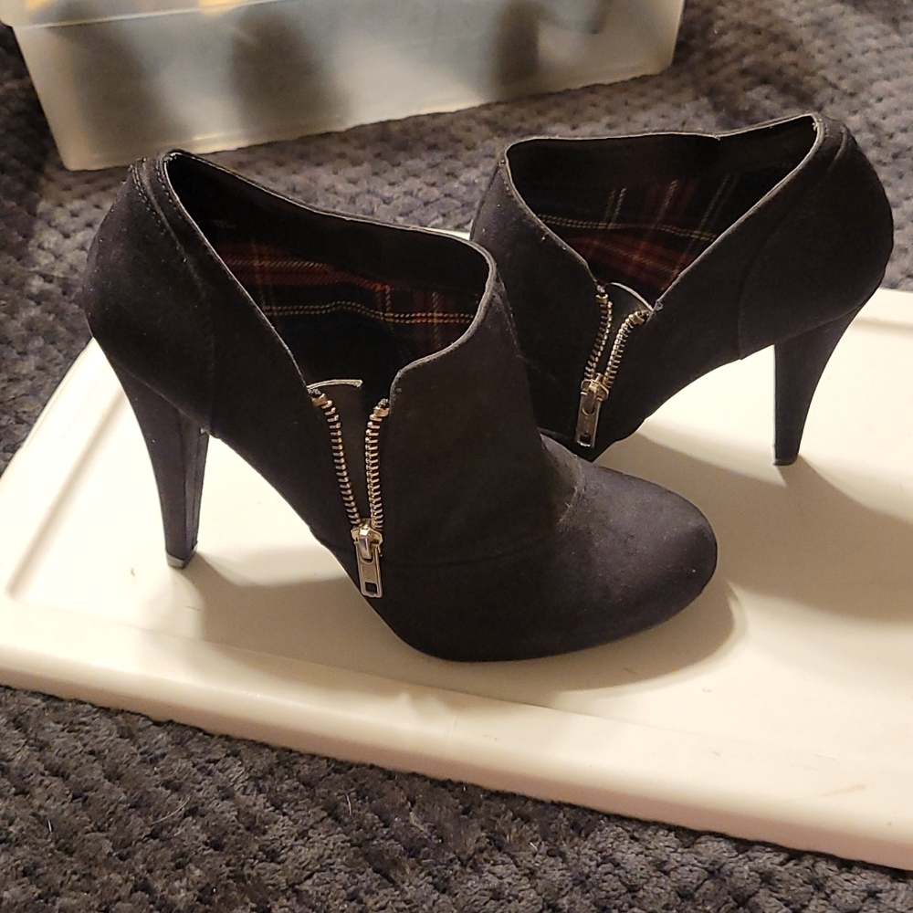 Fergalicous Ignite size 8.5 m black 4 1/2 inch heels
